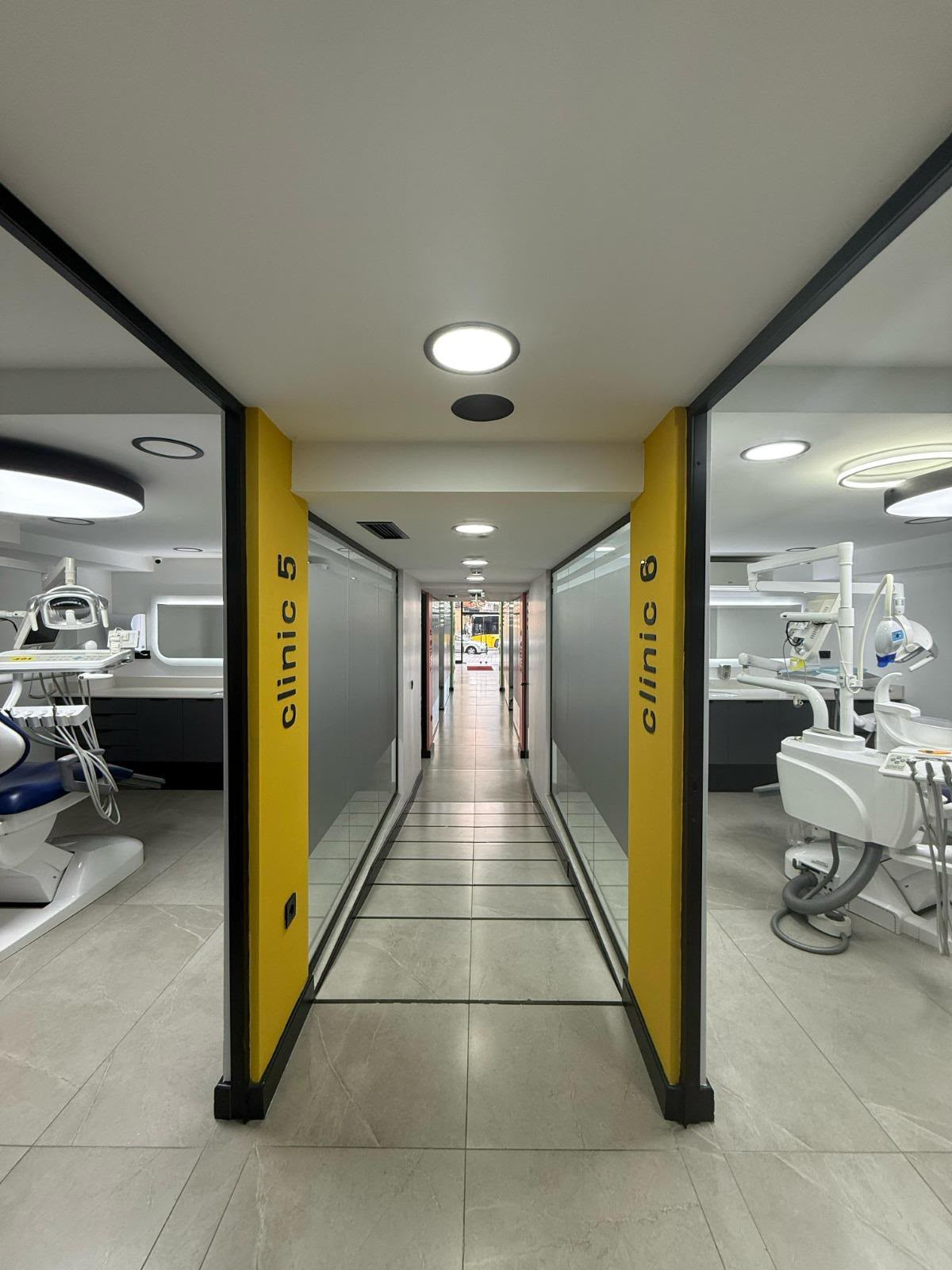 İsdenbul Clinic tedavi odalarına uzanan klinik holü