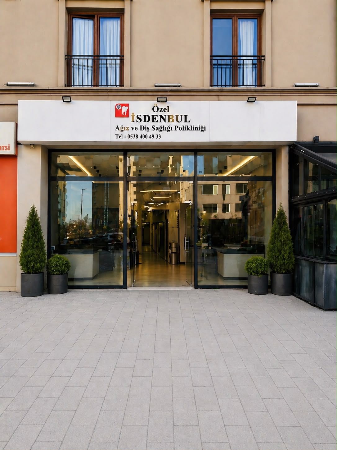 İsdenbul Clinic Şişli dış cephesi ve ana girişi