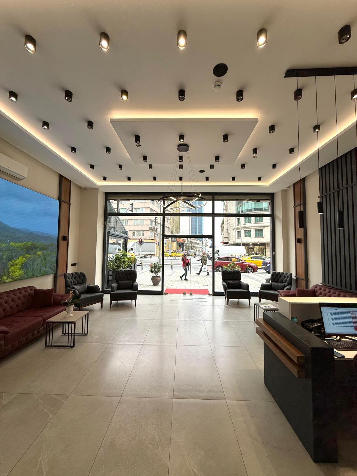 Bekleme salonundan kliniğin cadde girişine bakış