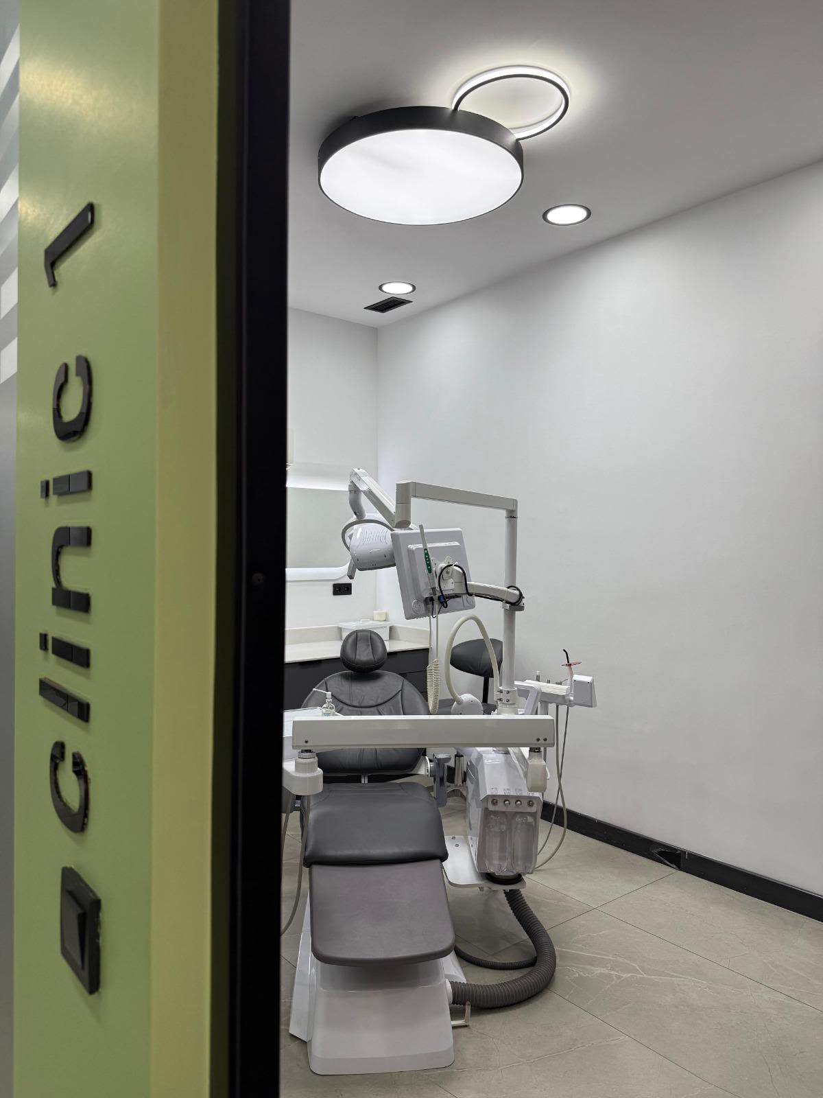 Aydınlık bir İsdenbul Clinic tedavi odası