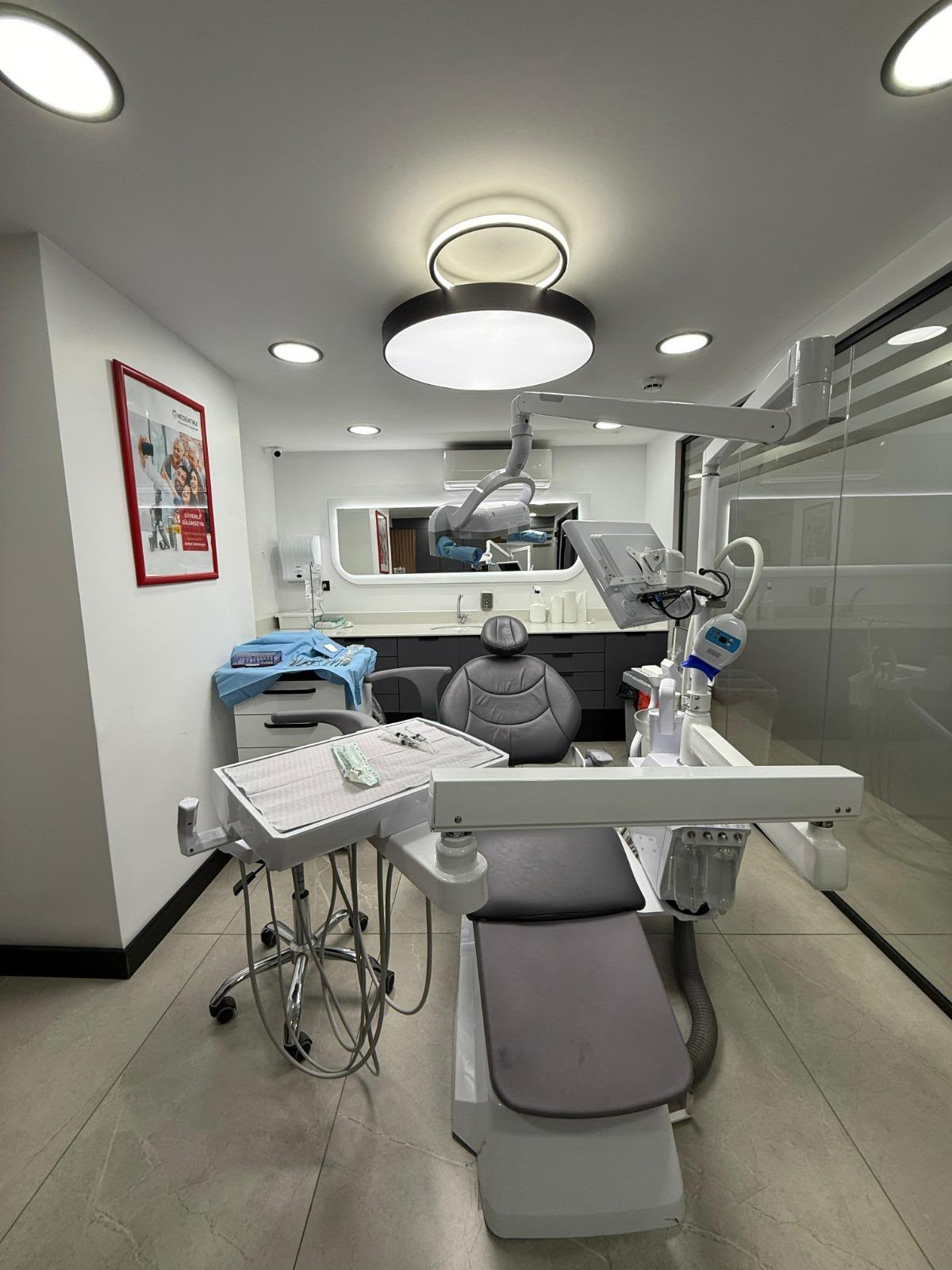 İsdenbul Clinic içindeki modern dental tedavi üniti