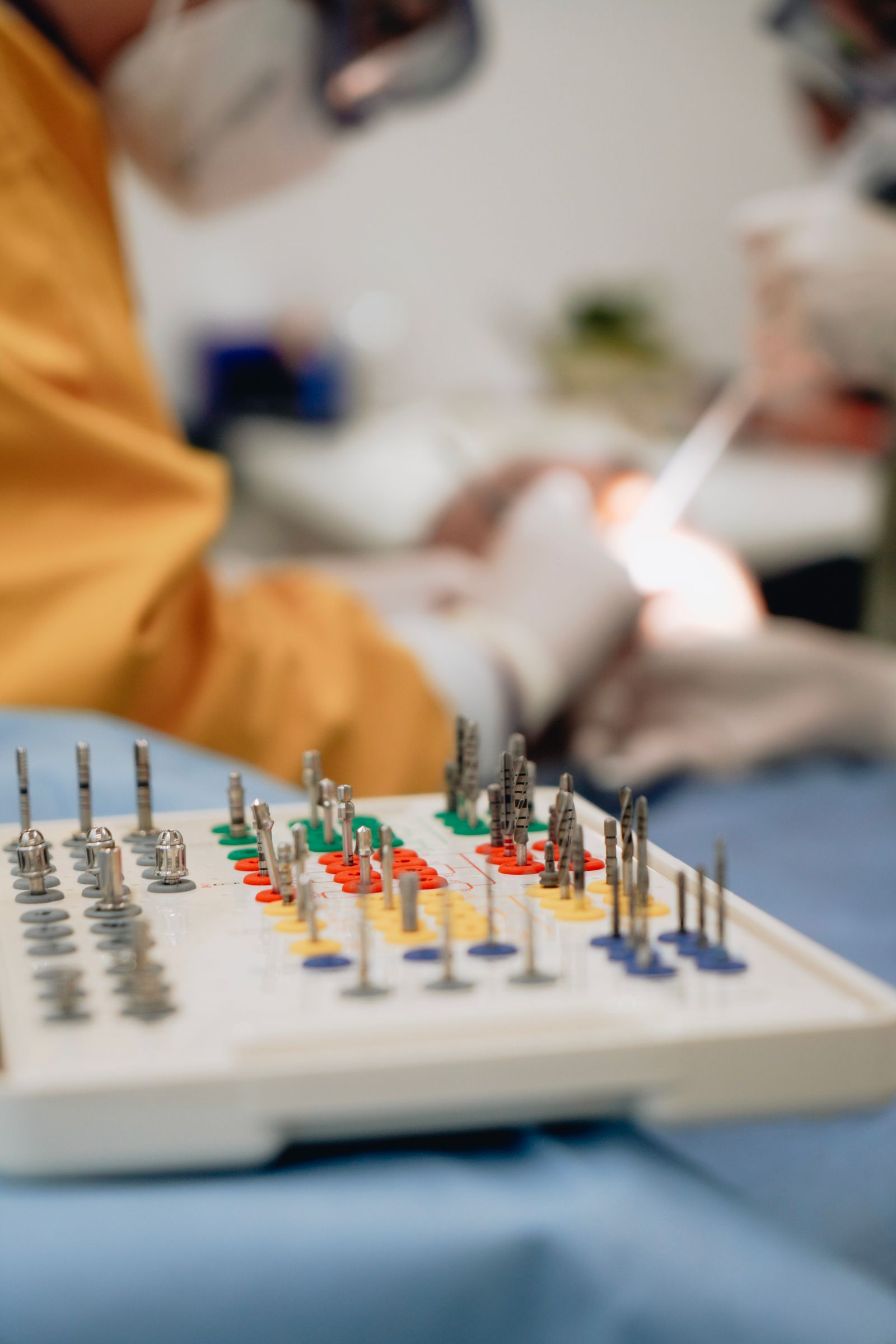 Dental implant bileşenlerinin klinik ortamda yakın plan temsili