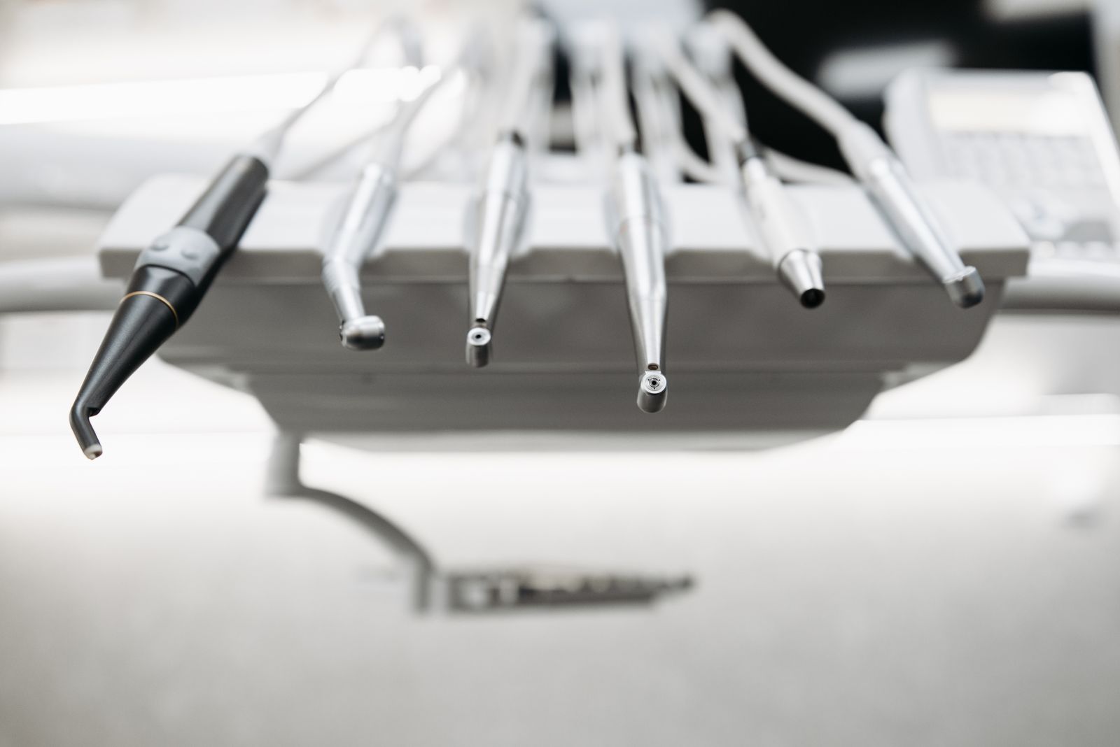 Modern dental el aletlerinin yakın plan görünümü